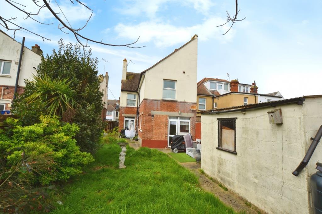 Lot: 71 - FREEHOLD DETACHED BUILDING ARRANGED AS TWO FLATS CURRENTLY LET - Rear Elevation of the detached building